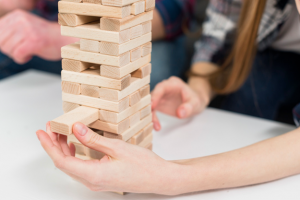 pessoas jogando jenga