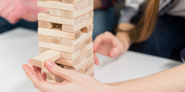 pessoas jogando jenga